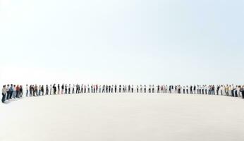 un multitud en el forma de un vacío circulo foto