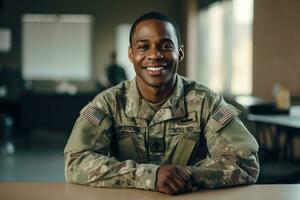 un joven negro hombre en un militar uniforme es sonriente y posando para un foto