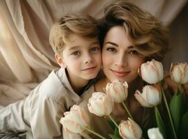 madre con hijo con flores foto