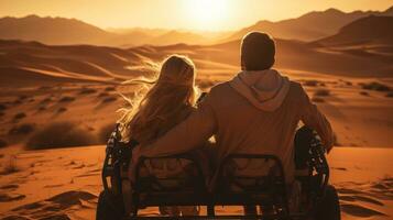 un joven Pareja paseos en un calesa mediante el Desierto en el uae foto