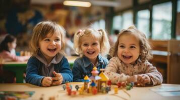 emocionado niños jugando con juguetes en salón de clases foto