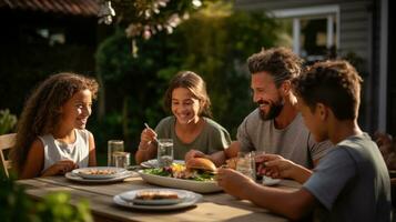 familia reunido alrededor un mesa, sonriente foto