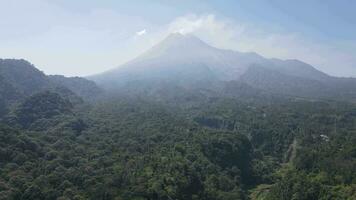 aereo di valle nel merapi montagna Indonesia video