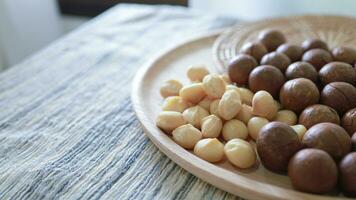 orgánico macadamia tuerca. macadamia nueces son agrietado y horneado a gusto extremadamente delicioso superalimento Fresco natural sin cáscara sin sal crudo macadamia y sano comida concepto foto