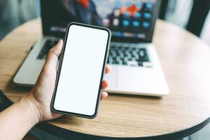 De las mujeres manos participación célula teléfono blanco Copiar espacio pantalla. teléfono inteligente con blanco blanco pantalla aislado en blanco antecedentes . inteligente teléfono con tecnología concepto foto