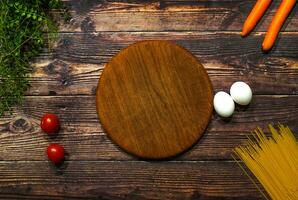 Vegetarian background wooden board table tomatoes plant pasta carrot egg restaurant wallpaper photo
