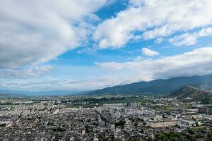 edificios y paisajes en weishan, yunnan, porcelana. foto