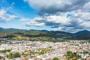 edificios y paisajes en weishan, yunnan, porcelana. foto