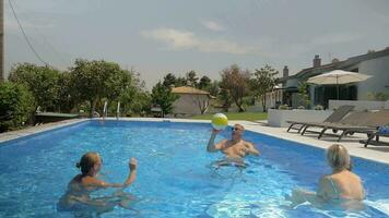 familia jugando con un pelota en el piscina video