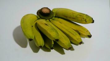 plátano aislado blanco, un popular Fruta ese es fácil a comer por quitando sus grueso piel, musa paradisíaco, contiene vitaminas a, C, y b6 a aumentar el cuerpo inmunidad. foto