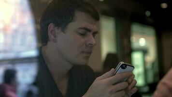 homem escrevendo mensagens em smartphone video