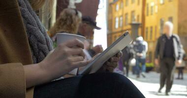 mujer utilizando tableta ordenador personal en ciudad calle video
