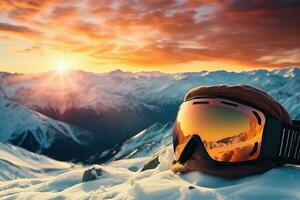 gafas de protección para invierno Deportes en el parte superior de un montaña en el puesta de sol. hermosa puesta de sol en el montañas en invierno foto