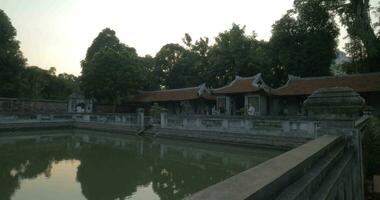 besöker tempel av confucius hanoi, vietnam video