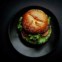 un plato de hamburguesa en negro fondo, parte superior vista, ai generativo foto