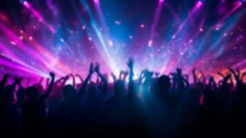 difuminar multitud acecho En Vivo espectáculo concierto en Club nocturno con vistoso láser Encendiendo antecedentes en escenario. generativo ai foto