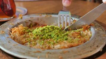 Kunafa mit ein wischen Sahne auf ein Teller video