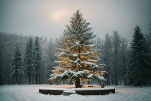 tranquilo invierno escena con iluminado Navidad árbol en un Nevado bosque ai generativo foto