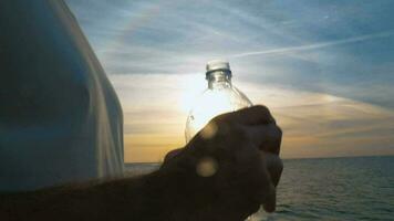 Mann Trinken frisch Wasser von das Flasche beim Sonnenuntergang video