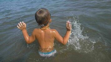 niño nadando en el mar video