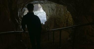 turista admirando a beleza do mar cavernas dentro rosh hanikra video