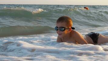 niño es emocionado con mar olas cubierta él video