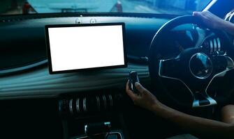 monitor en coche ev con uso aislado de pantalla en blanco para gps. Aislado en blanco, con trazado de recorte. pantalla de coche con pantalla en blanco. detalles interiores de coches modernos. foto