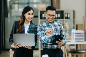 equipo de negocios que trabaja con un teléfono inteligente virtual moderno para reducir las emisiones de co2 huella de carbono cambio climático para limitar el calentamiento global. desarrollo sostenible y concepto de negocio verde. en la oficina foto