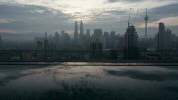 espaço de tempo do Kuala Lumpur, cidade Visão a partir de telhado piscina video