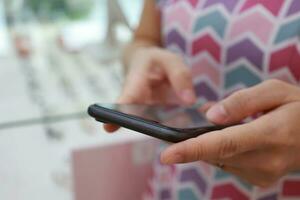 mano sosteniendo telefono foto