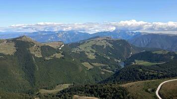 survolant les montagnes et les collines video