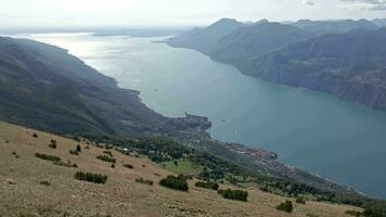 Fliegen über den Gardasee in Italien video