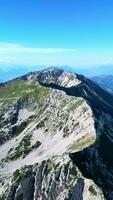 vliegend over- de monte Baldo bergen in Italië video