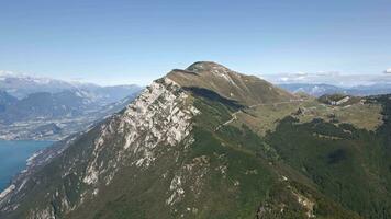 survolant les montagnes et les collines video