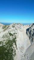 en volant plus de le monte baldo montagnes dans Italie video