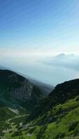 fliegend Über das Berge und Garda See im Italien video