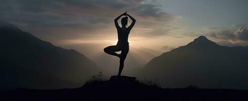 silueta de un mujer practicando yoga en el cumbre con montaña antecedentes. ai generado foto