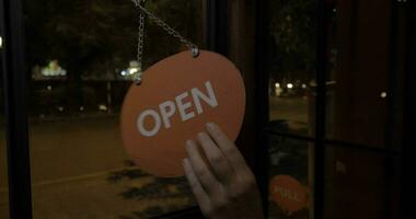 boutique signe fermé est tourné à ouvert à nuit sur route Contexte Hanoï, vietnam video