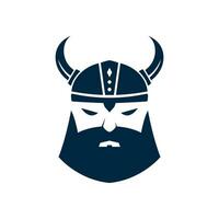 mano dibujado vikingo cabeza casco logo modelo vector