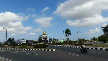 Gerung Stadt, Westen Lombok Regentschaft, ntb. September 17, 2023 - - der Verkehr beim das Tugu Giri menang Kreisel. diese Monument sieht aus mögen ein Moschee Gebäude video