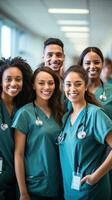 grupo de diverso médico profesionales en matorrales foto