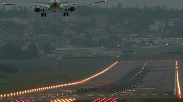 langzaam beweging - vliegtuig landen Bij de luchthaven video
