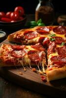 caseoso y sabroso pepperoni Pizza rebanada foto