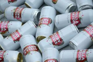 muchas latas de cerveza stella artois al aire libre. stella artois es la cerveza belga más famosa del mundo propiedad de ab inbev foto