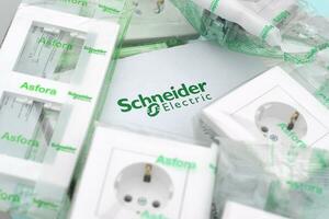 Schneider Electrics caja de enchufes eléctricos de plástico con enchufe estándar europeo. Schneider Electric es una empresa multinacional europea que proporciona energía foto