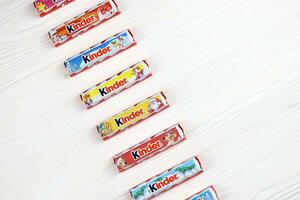 Barritas de chocolate kinder en envoltorio de papel fabricadas por ferrero spa. kinder es una línea de marca de productos de confitería del fabricante multinacional italiano ferrero foto