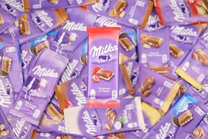 kharkov, ucrania - 8 de diciembre de 2020 muchos envoltorios de chocolate milka púrpura. Milka es una marca suiza de dulces de chocolate fabricados por la empresa mondelez international foto