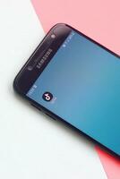 aplicación tiktok en la pantalla del teléfono inteligente samsung con fondo pastel. tiktok es un popular servicio de redes sociales para compartir videos propiedad de bytedance foto