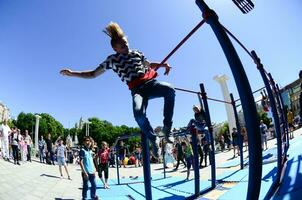 kharkiv, ucrania - 27 de mayo de 2018 espectáculo de entrenamiento callejero durante el festival anual de culturas callejeras foto