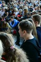 kharkiv, ucrania - 27 de mayo de 2018 multitud de personas como espectadores durante el festival anual de culturas callejeras foto